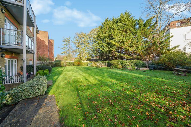 15 Etchingham Park Road, Finchley